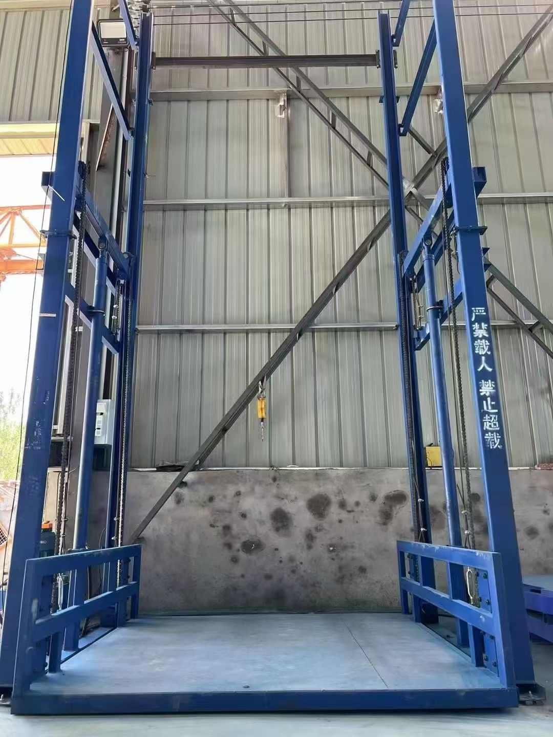 Hydraulische Viersäulen-Hebebühne mit einer Tragfähigkeit von 2 Tonnen