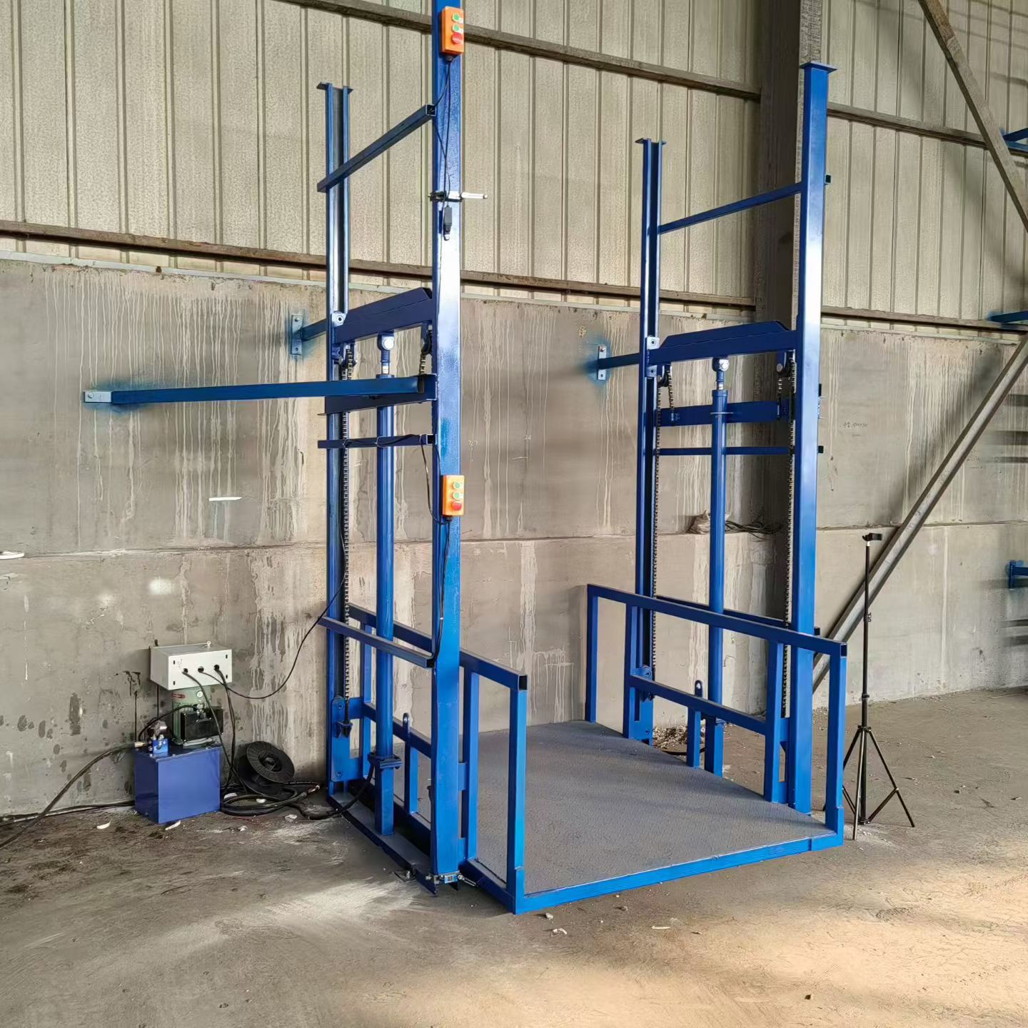 Hydraulische Viersäulen-Hebebühne mit einer Tragfähigkeit von 2 Tonnen