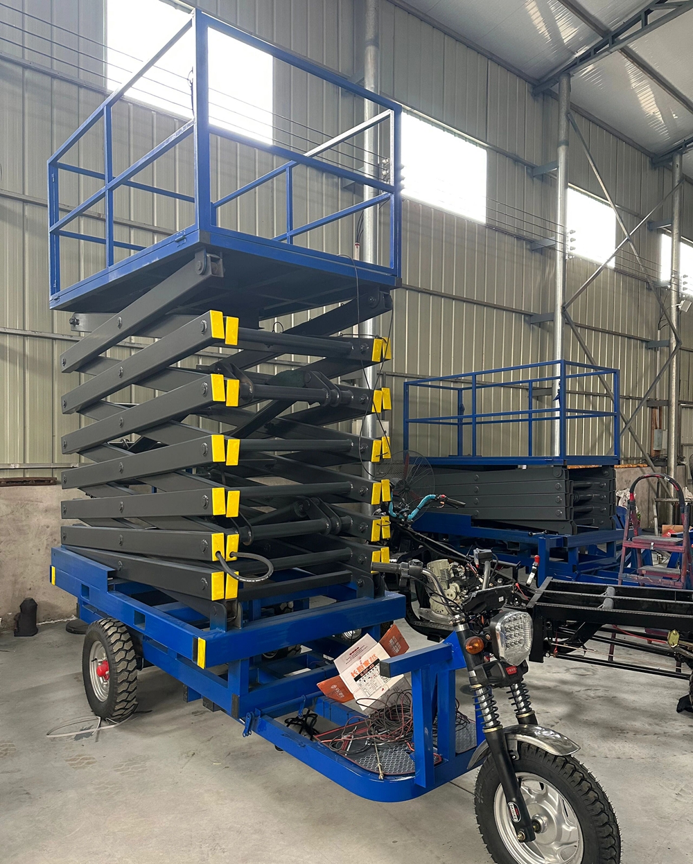 電動昇降プラットフォーム三輪車リフトモバイルクライミングカーシザー油圧伸縮式高所作業アーティファクト