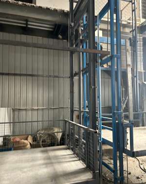 Hebender Lastenaufzug, Fabrikaufzug, Führungsschiene für Lastenaufzug, hydraulische Plattform, hydraulischer Lastenaufzug, einfacher Aufzug, sicher und sturzsicher